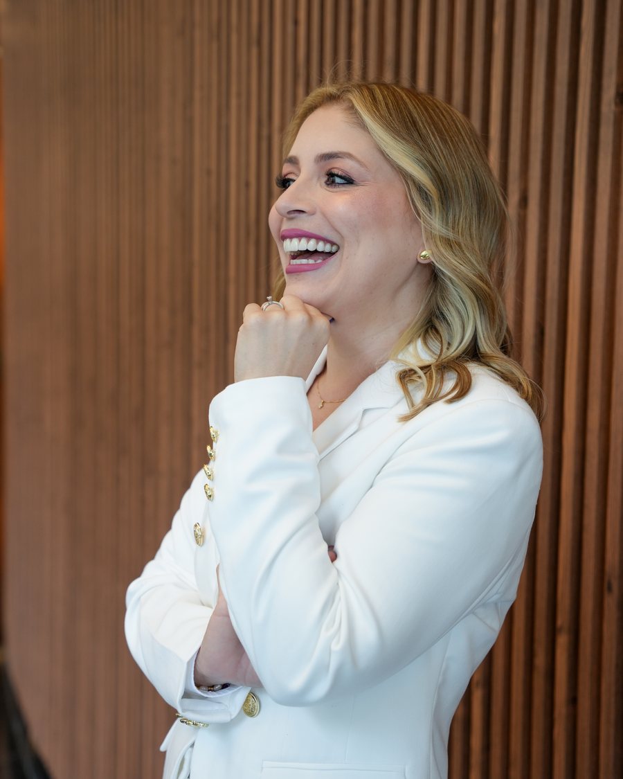 Dra. Francy López planeando un caso en su oficina