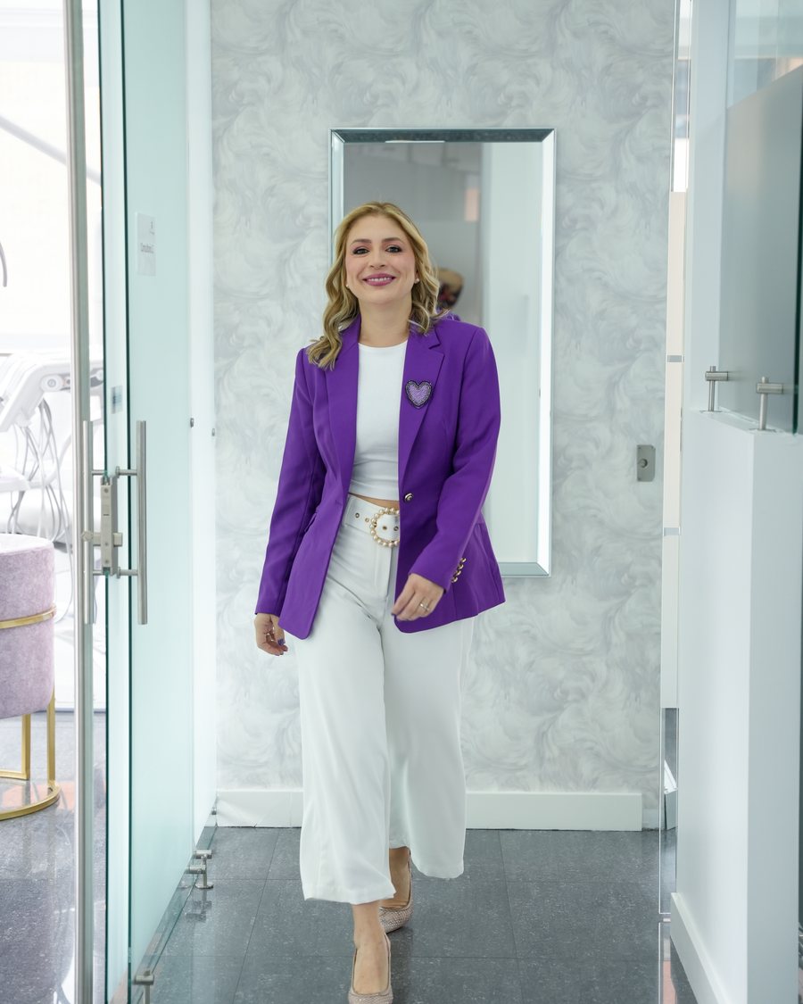 Dra. Francy López caminando por el consultorio